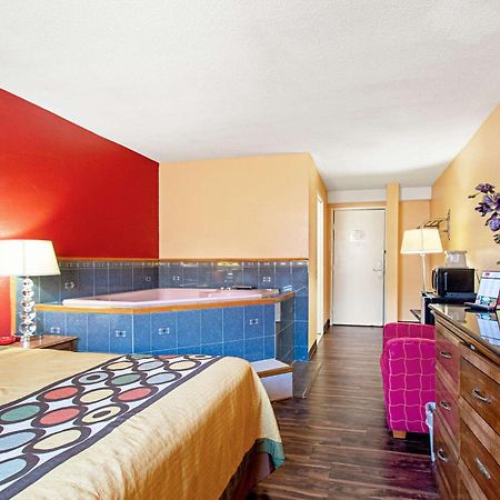 Econo Lodge Utica Eksteriør billede