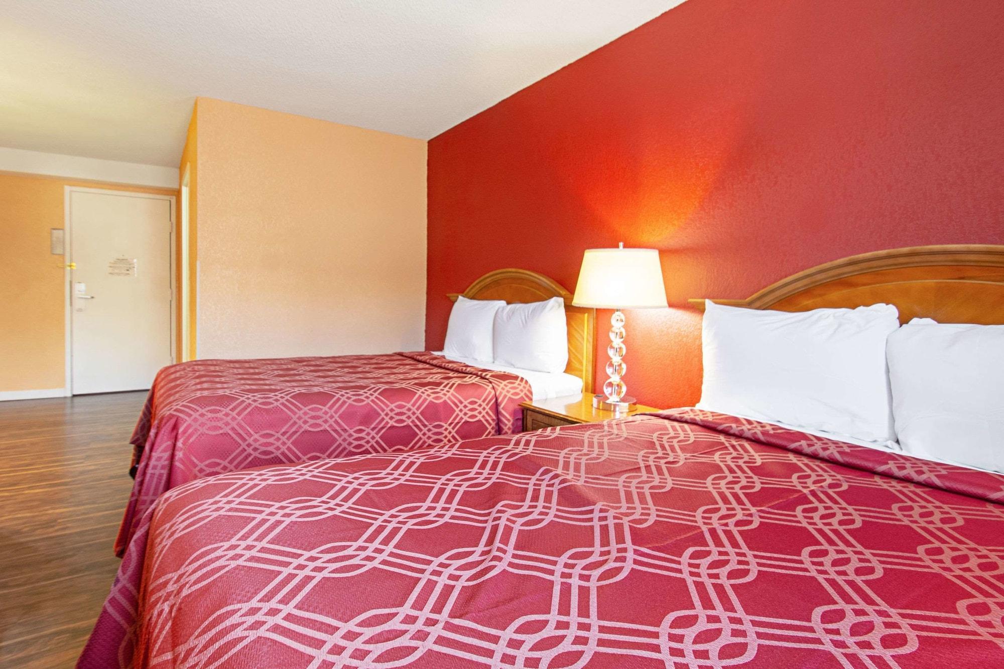 Econo Lodge Utica Eksteriør billede