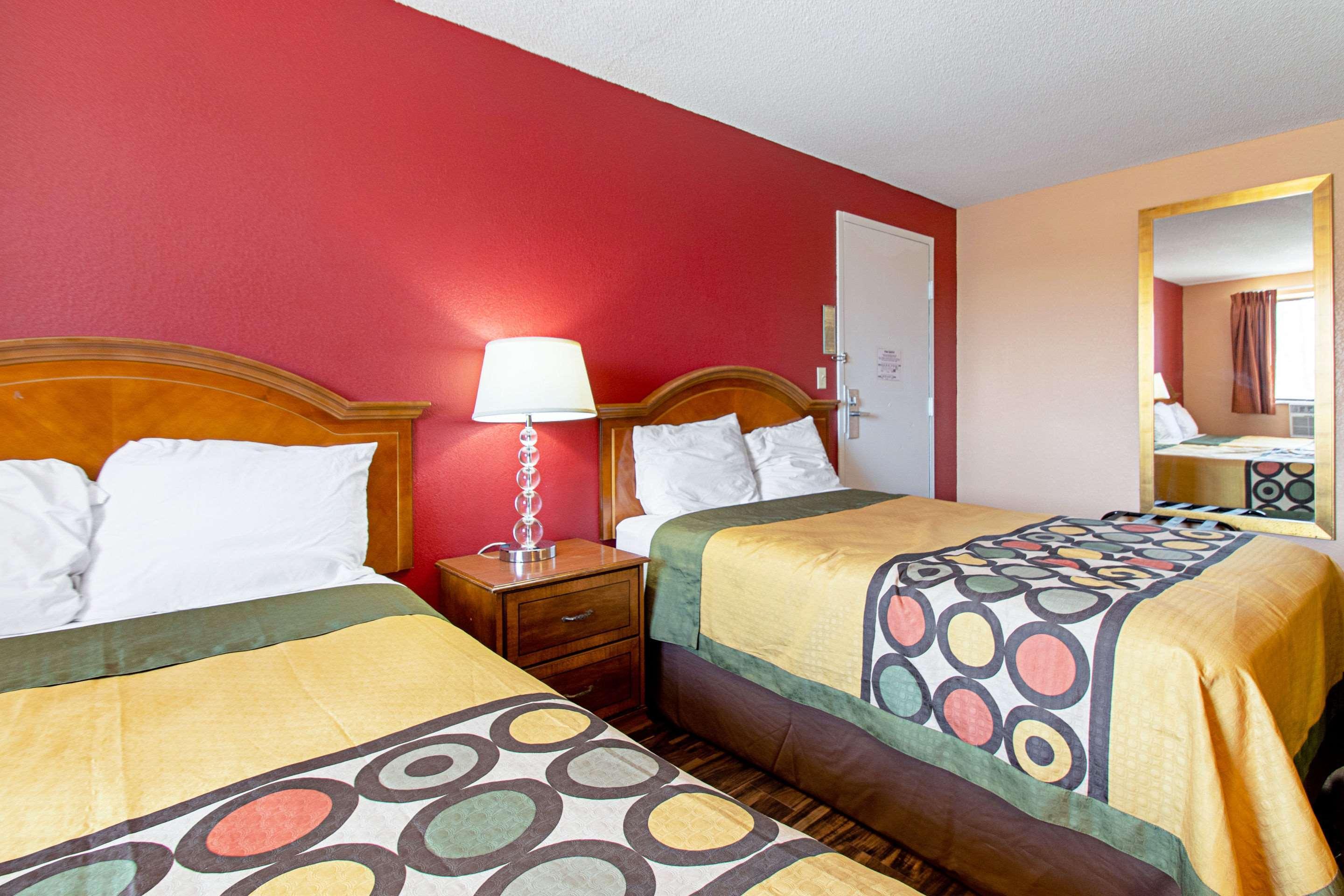 Econo Lodge Utica Eksteriør billede