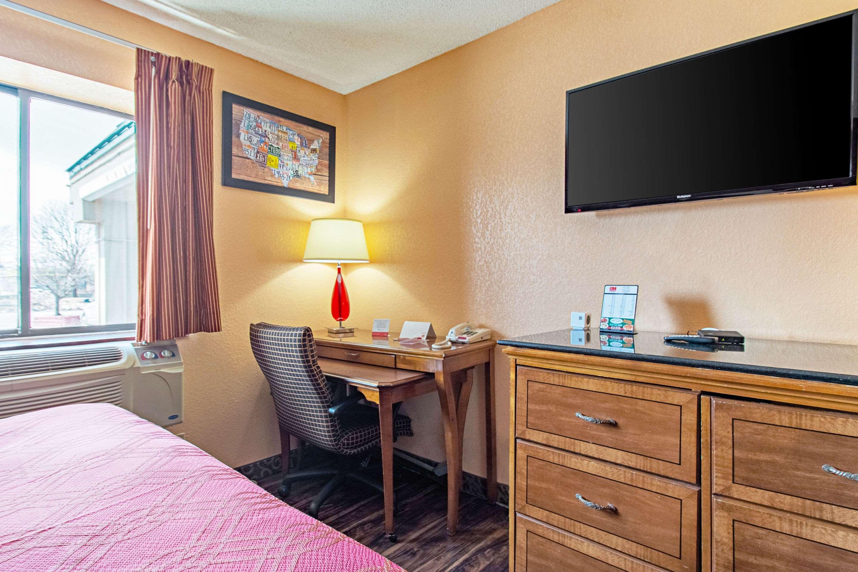 Econo Lodge Utica Eksteriør billede