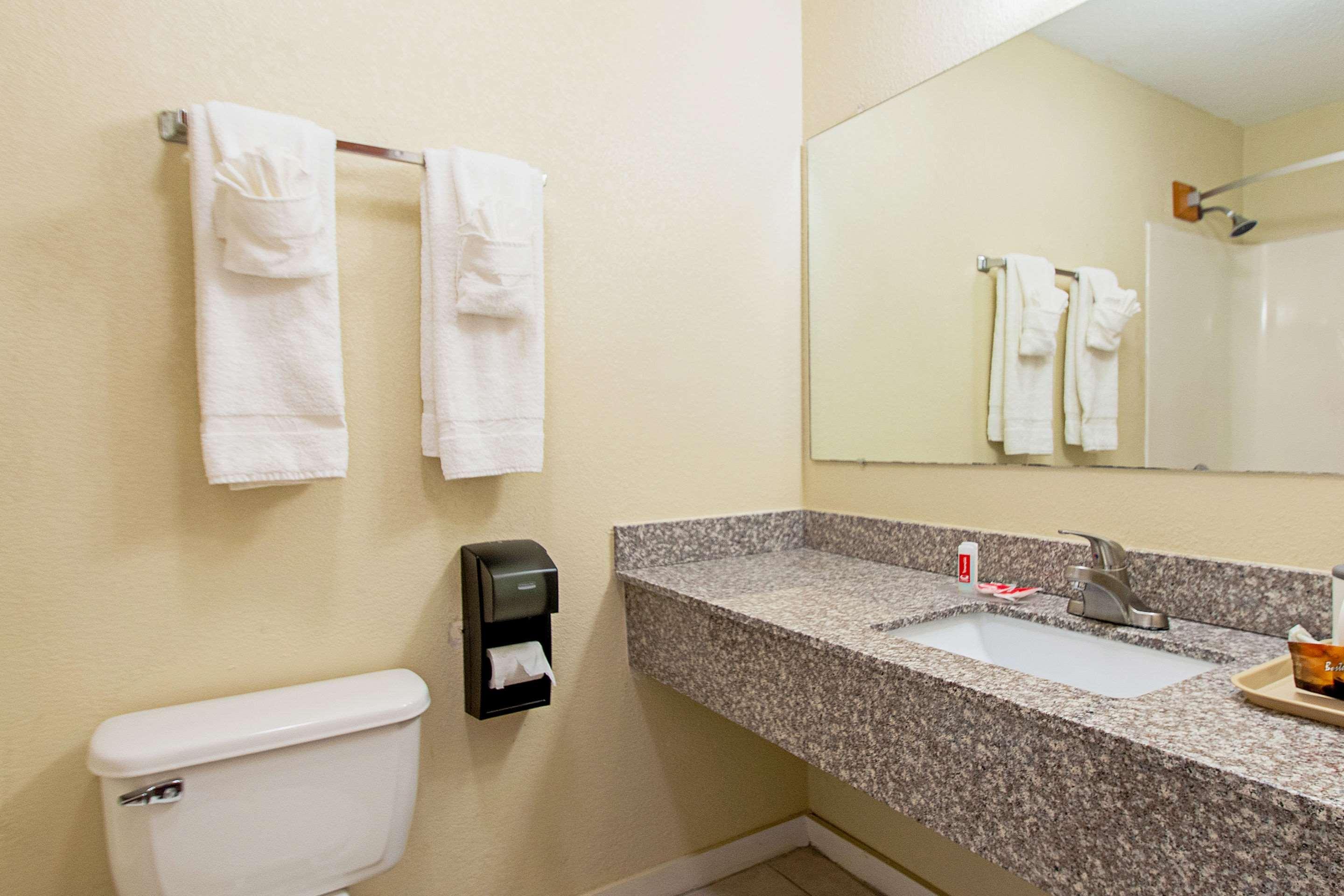 Econo Lodge Utica Eksteriør billede