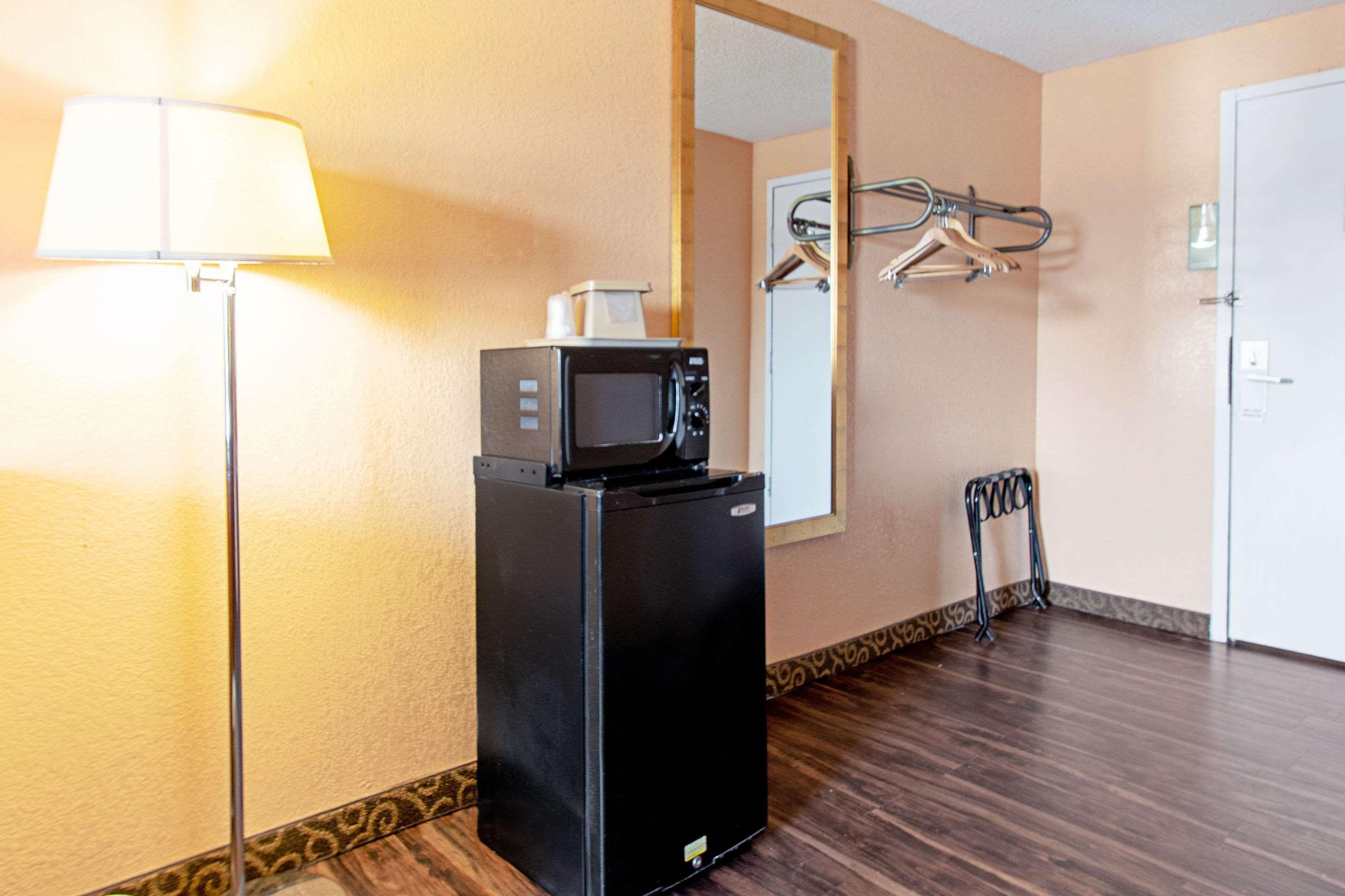 Econo Lodge Utica Eksteriør billede