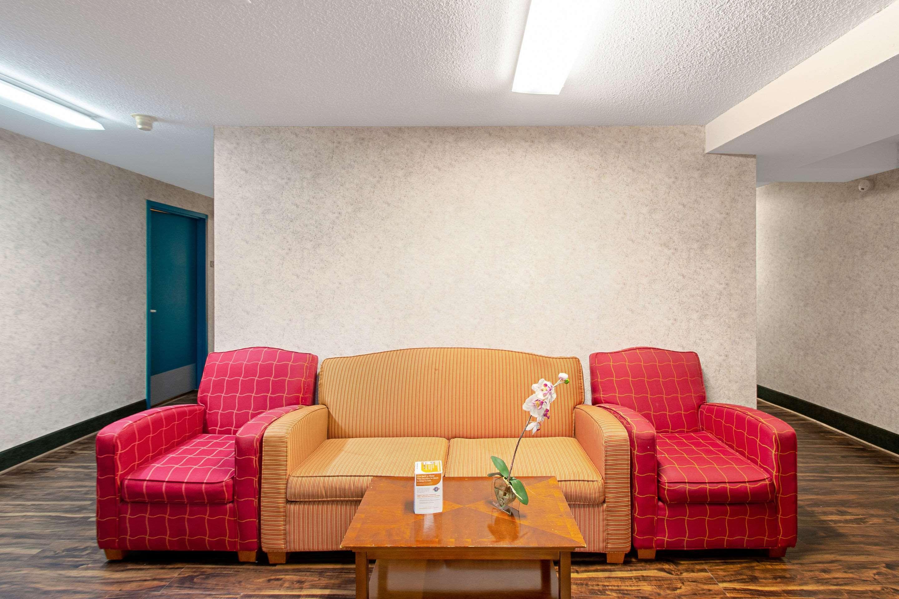 Econo Lodge Utica Eksteriør billede