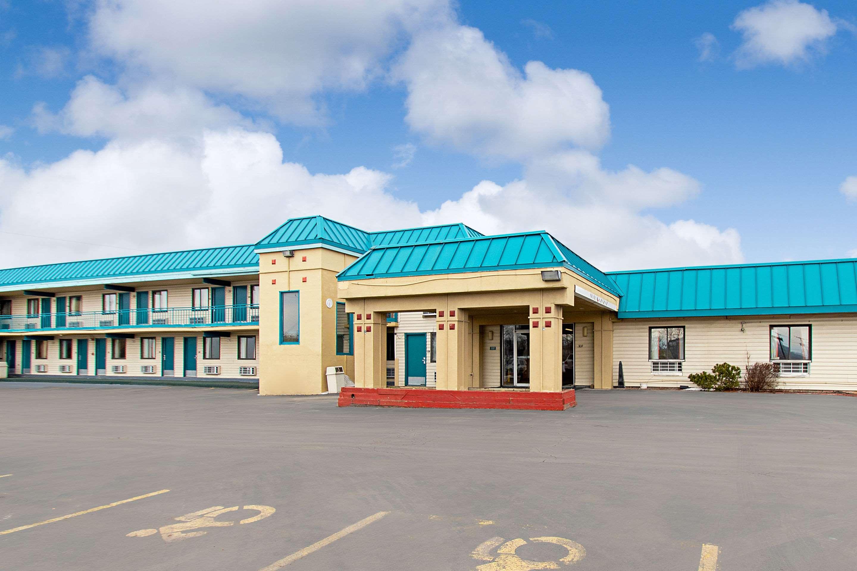 Econo Lodge Utica Eksteriør billede