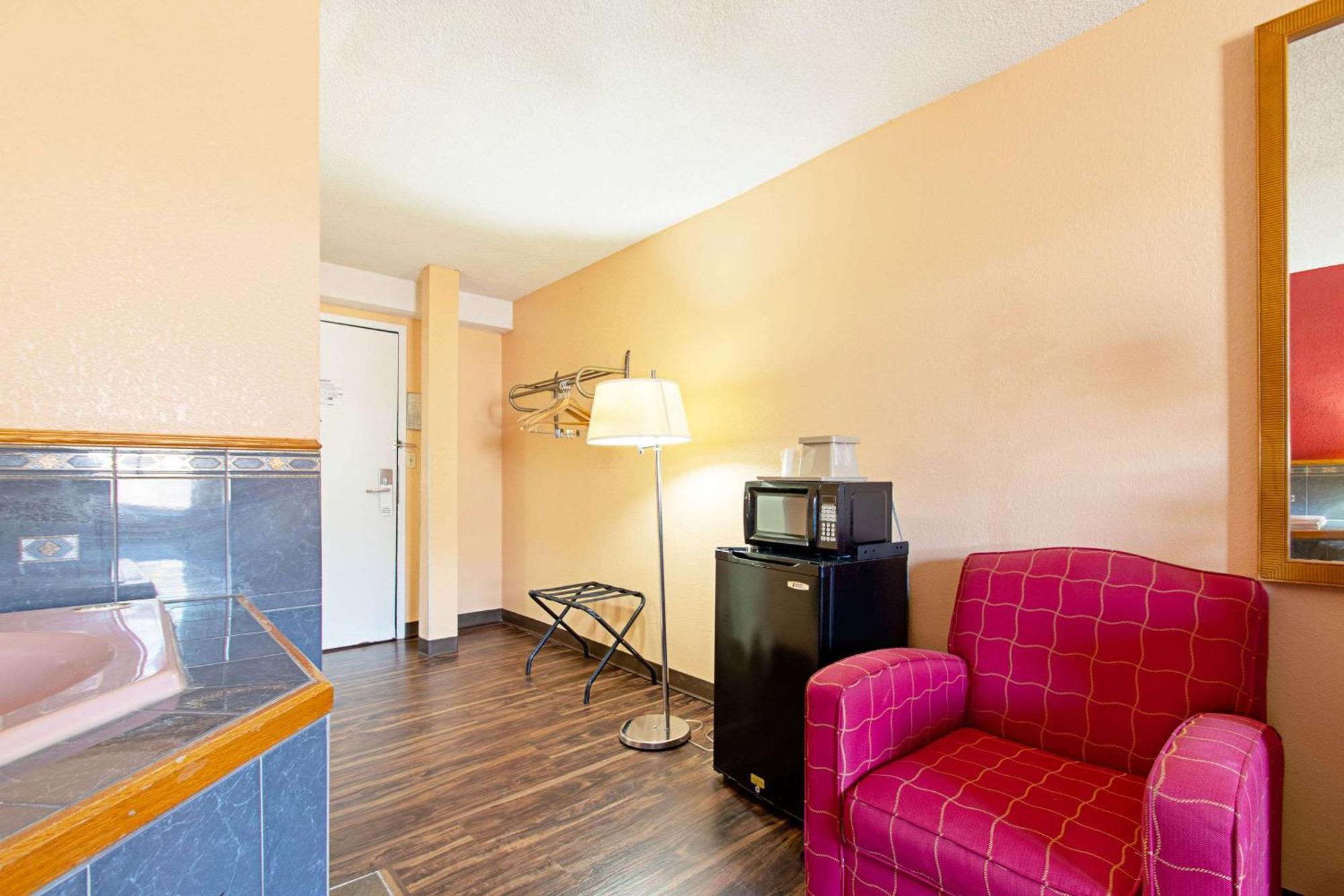 Econo Lodge Utica Eksteriør billede