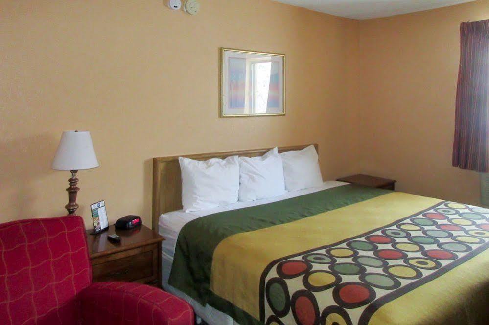 Econo Lodge Utica Eksteriør billede