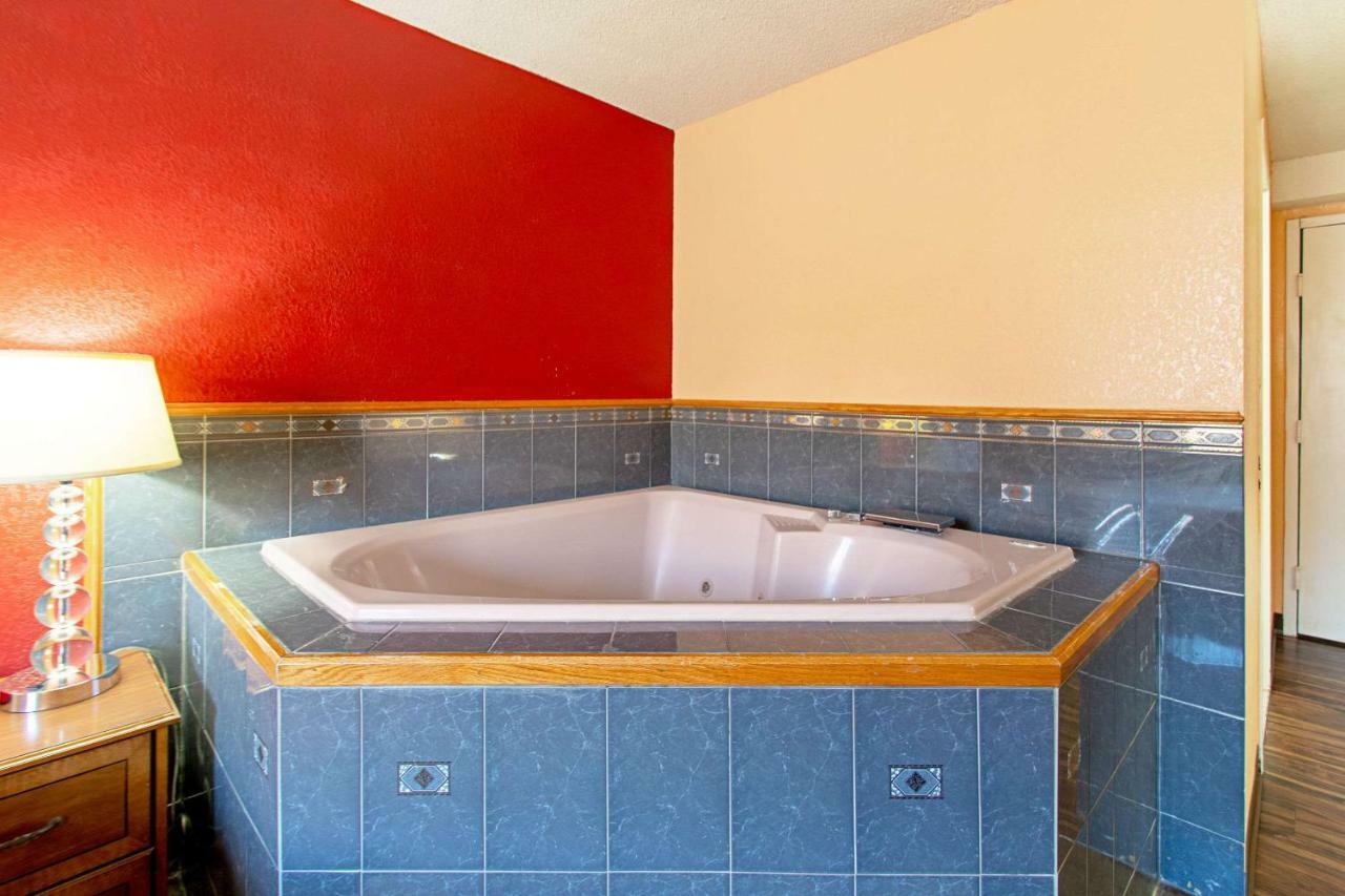 Econo Lodge Utica Eksteriør billede